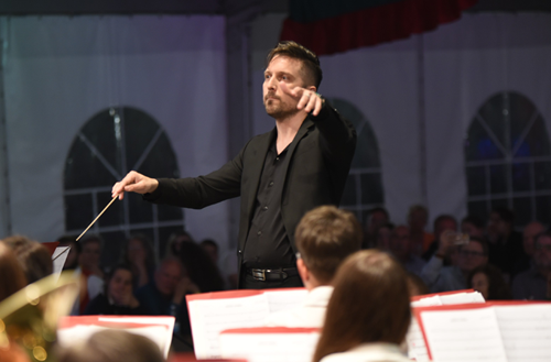 Cédric Flecksteiner dirigiert die Harmonie Leutesheim