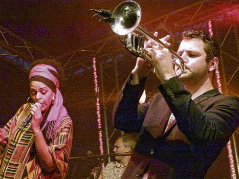 Ausnahmekönner an der Trompete: Chris Moschberger & Friends feierten zum Auftakt des Musikfestes in Leutesheim eine enthusiastische »Latin-Party«.
